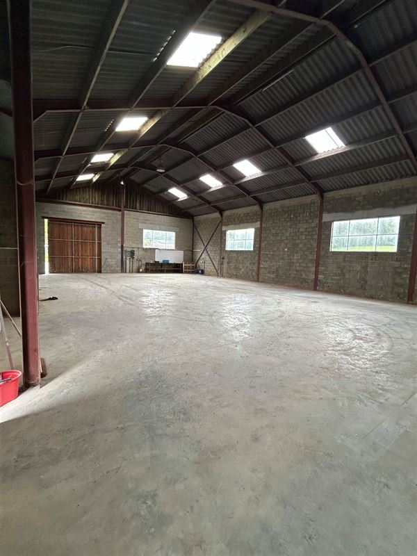 Entrepôt de 250m2 proches des axes.