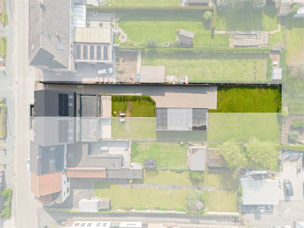 Instapklare HALFOPEN NIEUWBOUWWONING met 4 slpks, bureau, garage & carport op een perceel van ca. 496m²