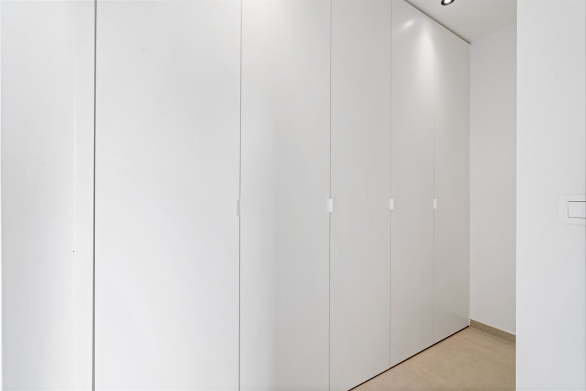 Instapklare HALFOPEN NIEUWBOUWWONING met 4 slpks, bureau, garage & carport op een perceel van ca. 496m²