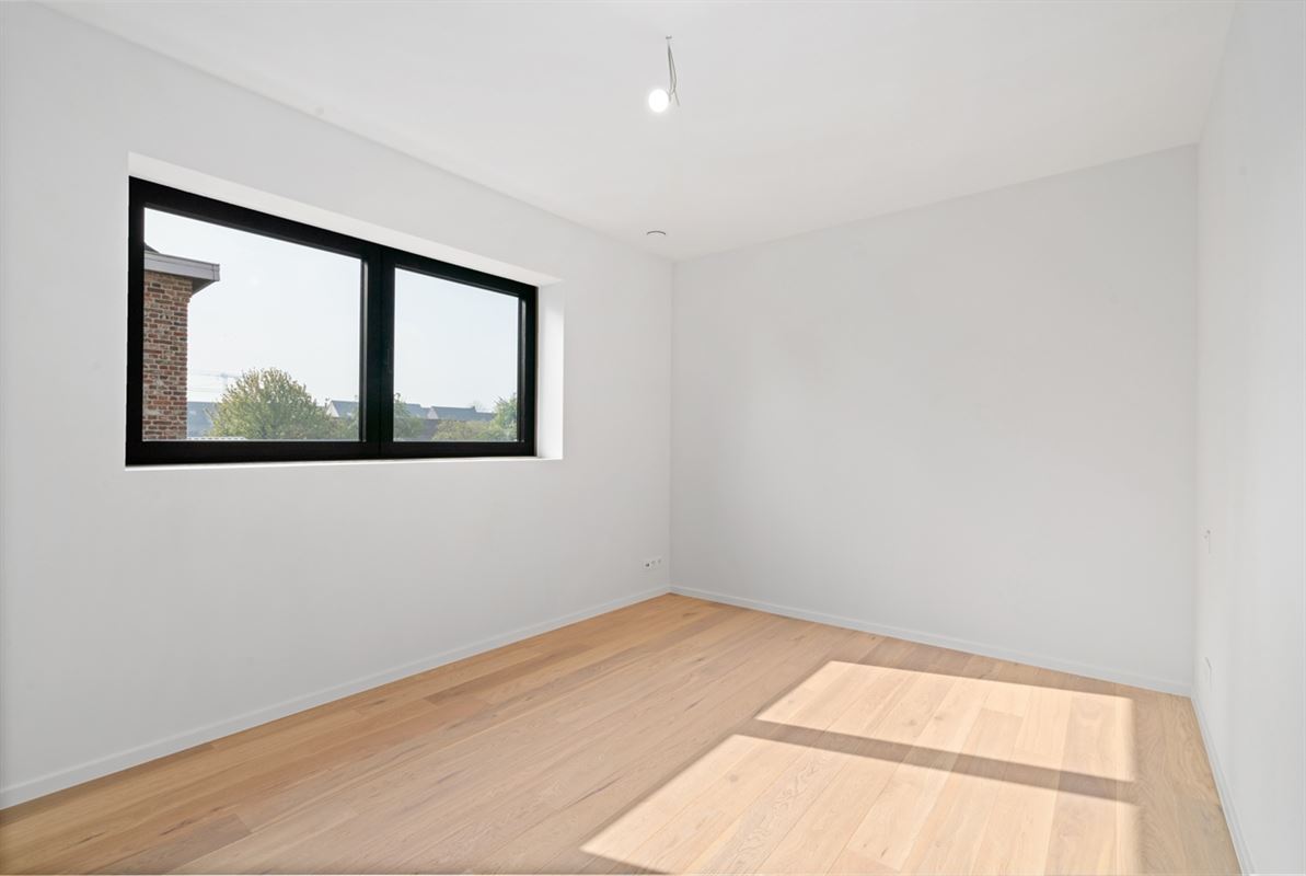 Instapklare HALFOPEN NIEUWBOUWWONING met 4 slpks, bureau, garage & carport op een perceel van ca. 496m²