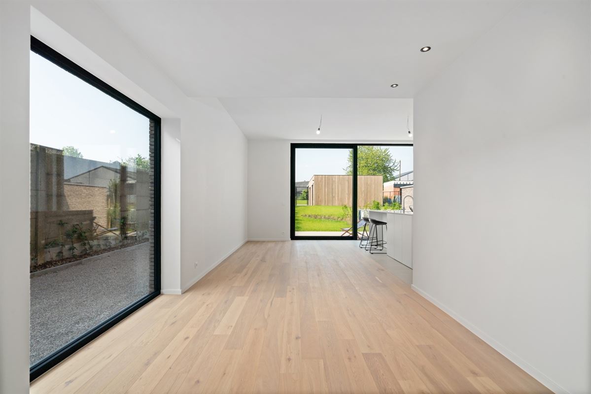 Instapklare HALFOPEN NIEUWBOUWWONING met 4 slpks, bureau, garage & carport op een perceel van ca. 496m²