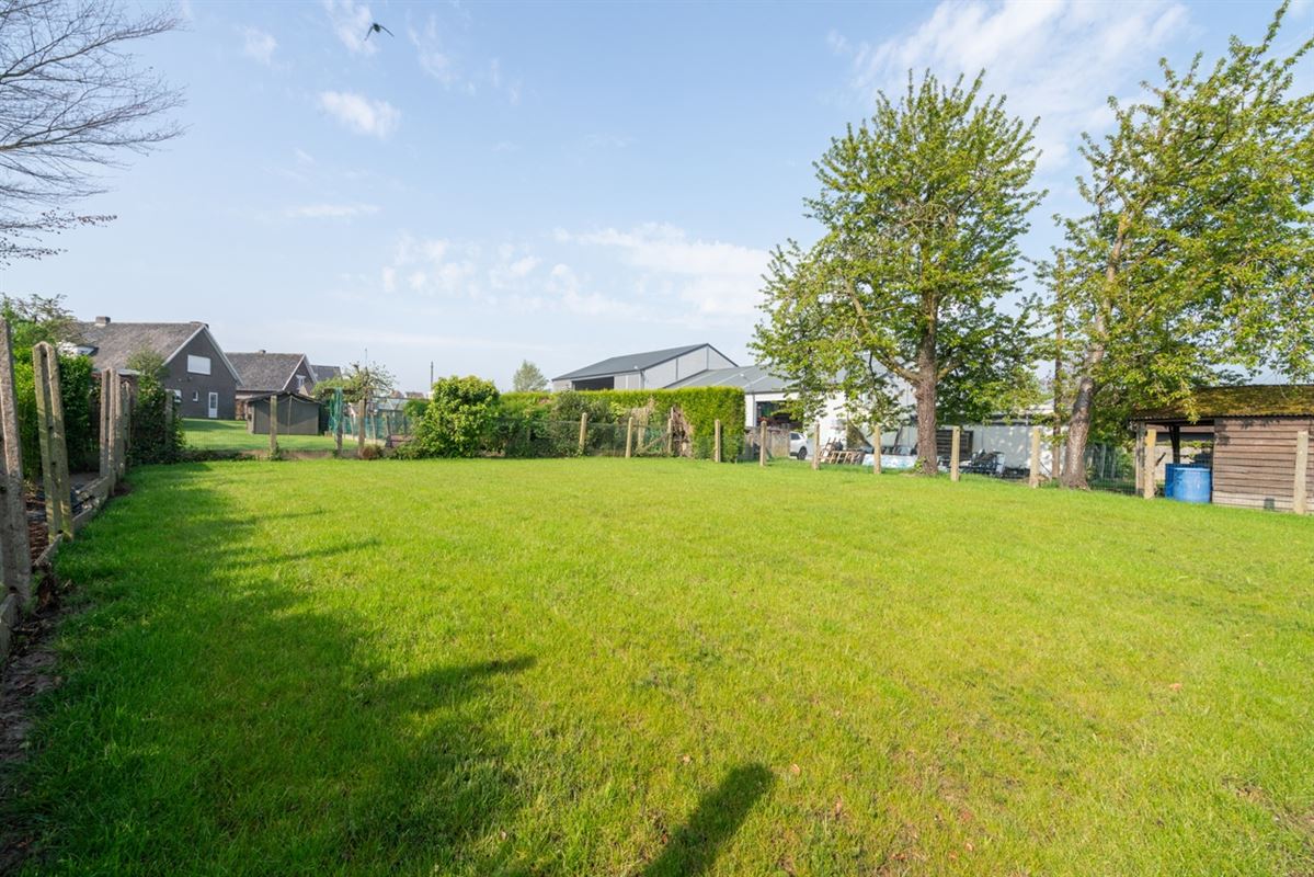 Instapklare HALFOPEN NIEUWBOUWWONING met 4 slpks, bureau, garage & carport op een perceel van ca. 496m²