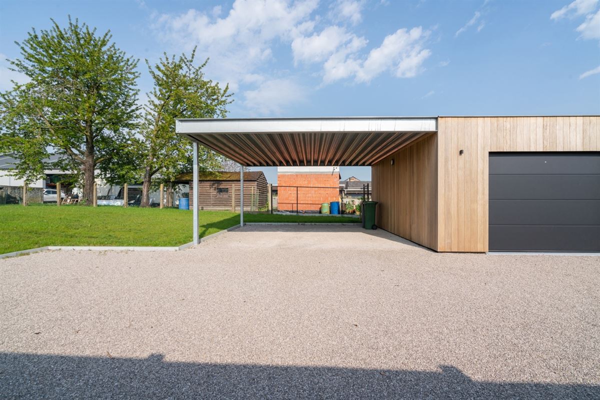 Instapklare HALFOPEN NIEUWBOUWWONING met 4 slpks, bureau, garage & carport op een perceel van ca. 496m²