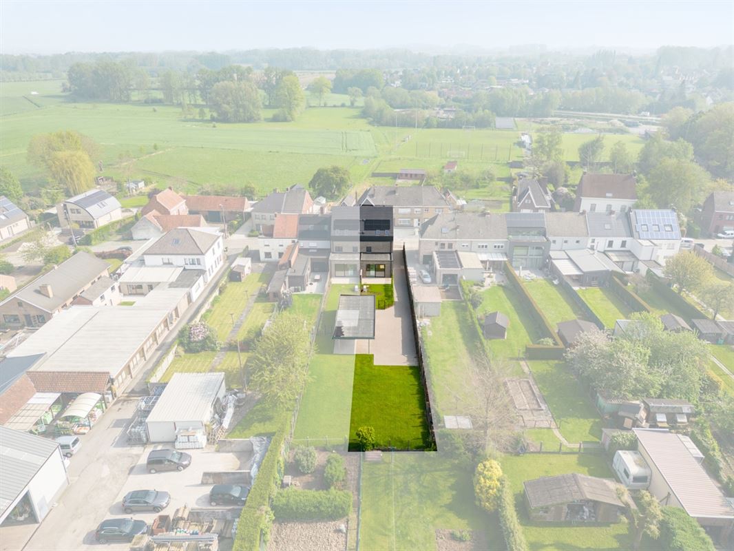 Instapklare HALFOPEN NIEUWBOUWWONING met 4 slpks, bureau, garage & carport op een perceel van ca. 496m²