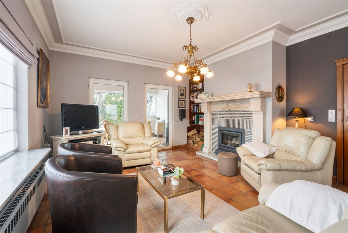 Degelijke ruime VILLA op een  perceel grond van 3.214m²