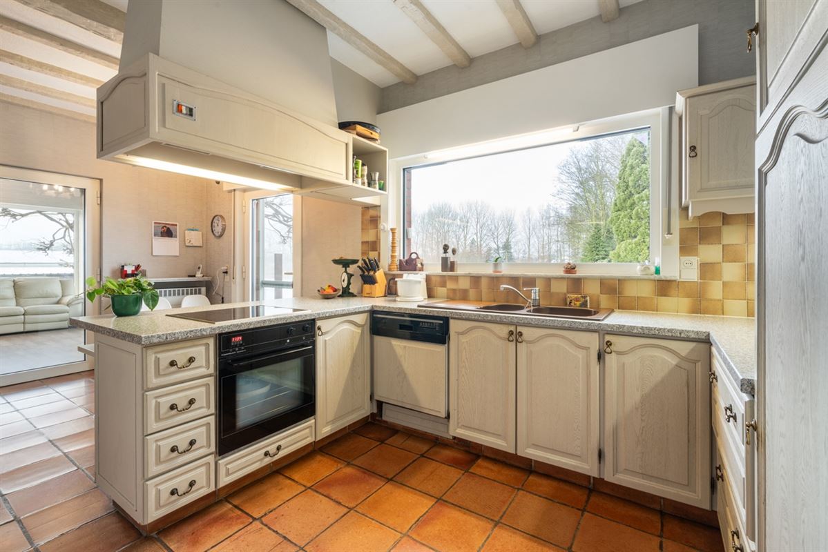 Degelijke ruime VILLA op een  perceel grond van 3.214m²