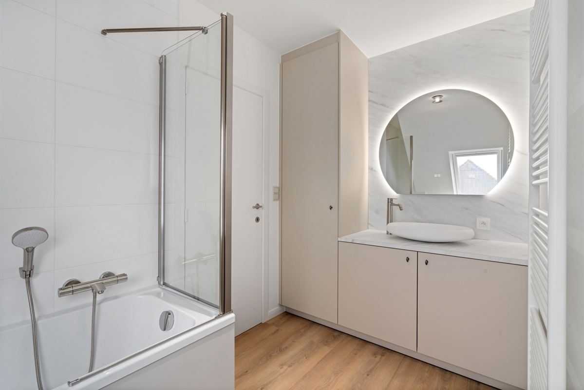 Instapklaar APPARTEMENT met 2 slaapkamers en autostaanplaats