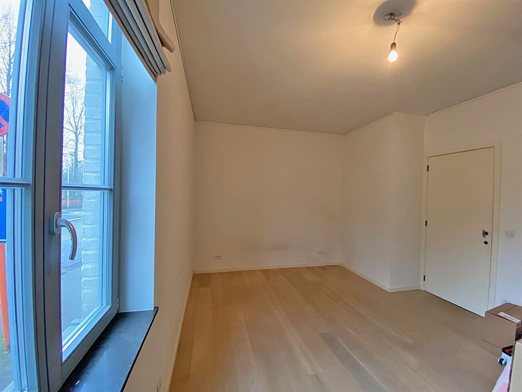 GELIJKVLOERS APPARTEMENT met 2 slaapkamers, terras en 2 staanplaatsen