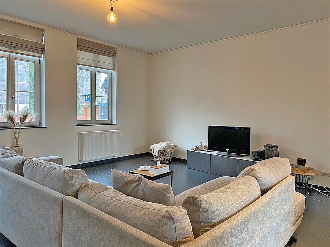 GELIJKVLOERS APPARTEMENT met 2 slaapkamers, terras en 2 staanplaatsen