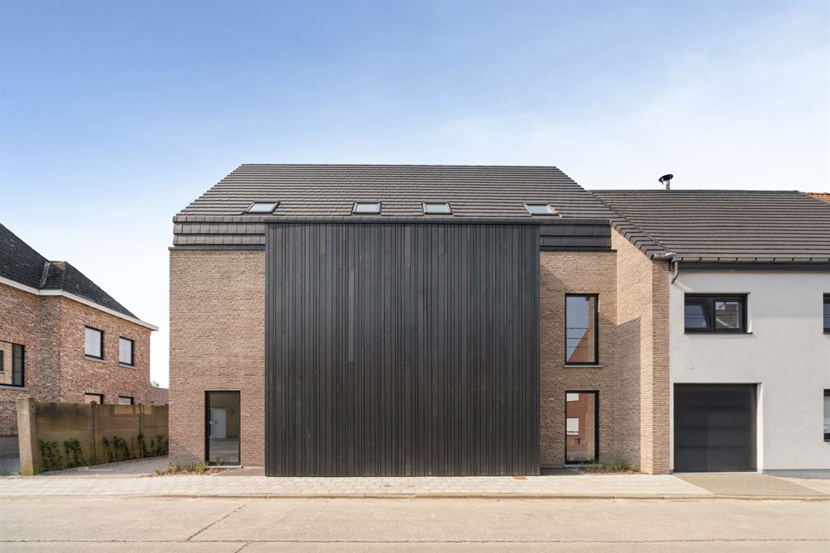 Instapklare GESLOTEN NIEUWBOUWWONING met 4 slpks, garage & carport op perceel van ca. 590m²