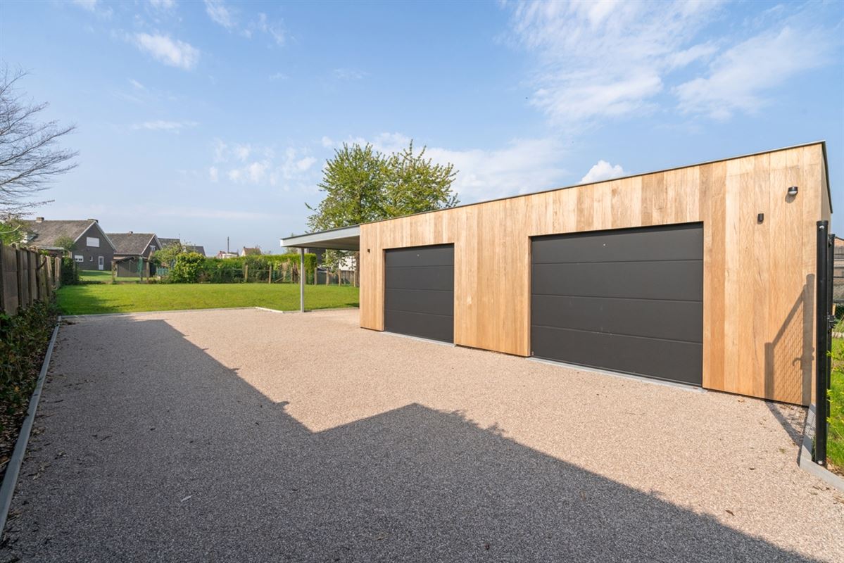 Instapklare GESLOTEN NIEUWBOUWWONING met 4 slpks, garage & carport op perceel van ca. 590m²