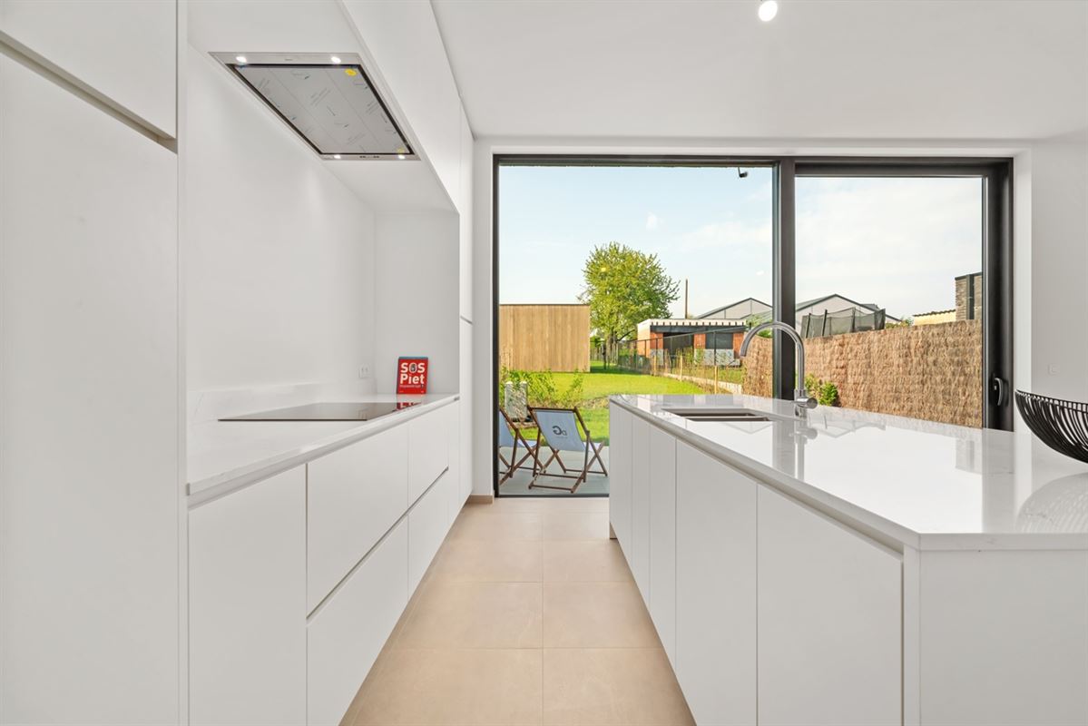 Instapklare GESLOTEN NIEUWBOUWWONING met 4 slpks, garage & carport op perceel van ca. 590m²