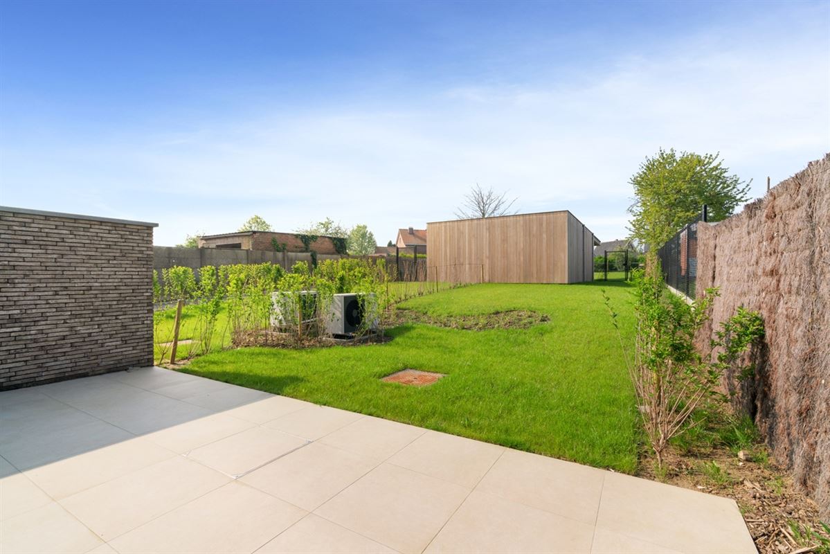 Instapklare GESLOTEN NIEUWBOUWWONING met 4 slpks, garage & carport op perceel van ca. 590m²