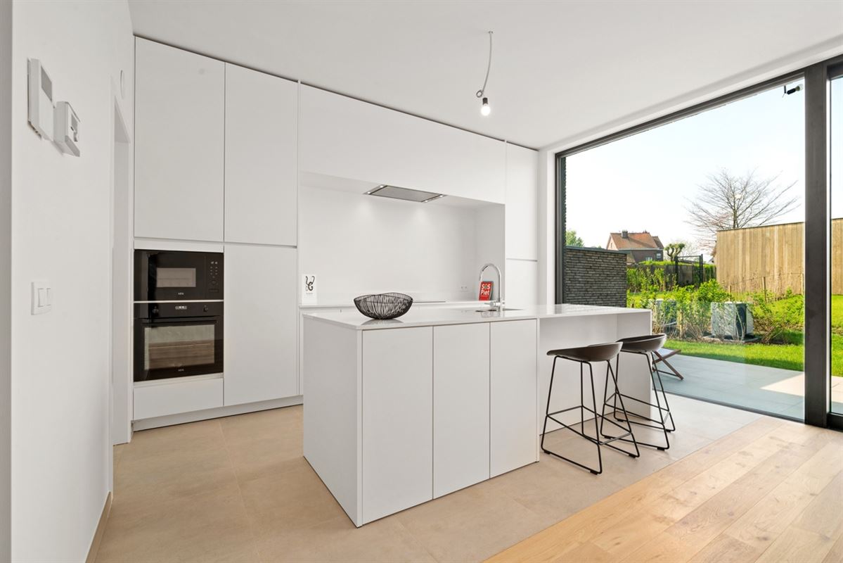 Instapklare GESLOTEN NIEUWBOUWWONING met 4 slpks, garage & carport op perceel van ca. 590m²