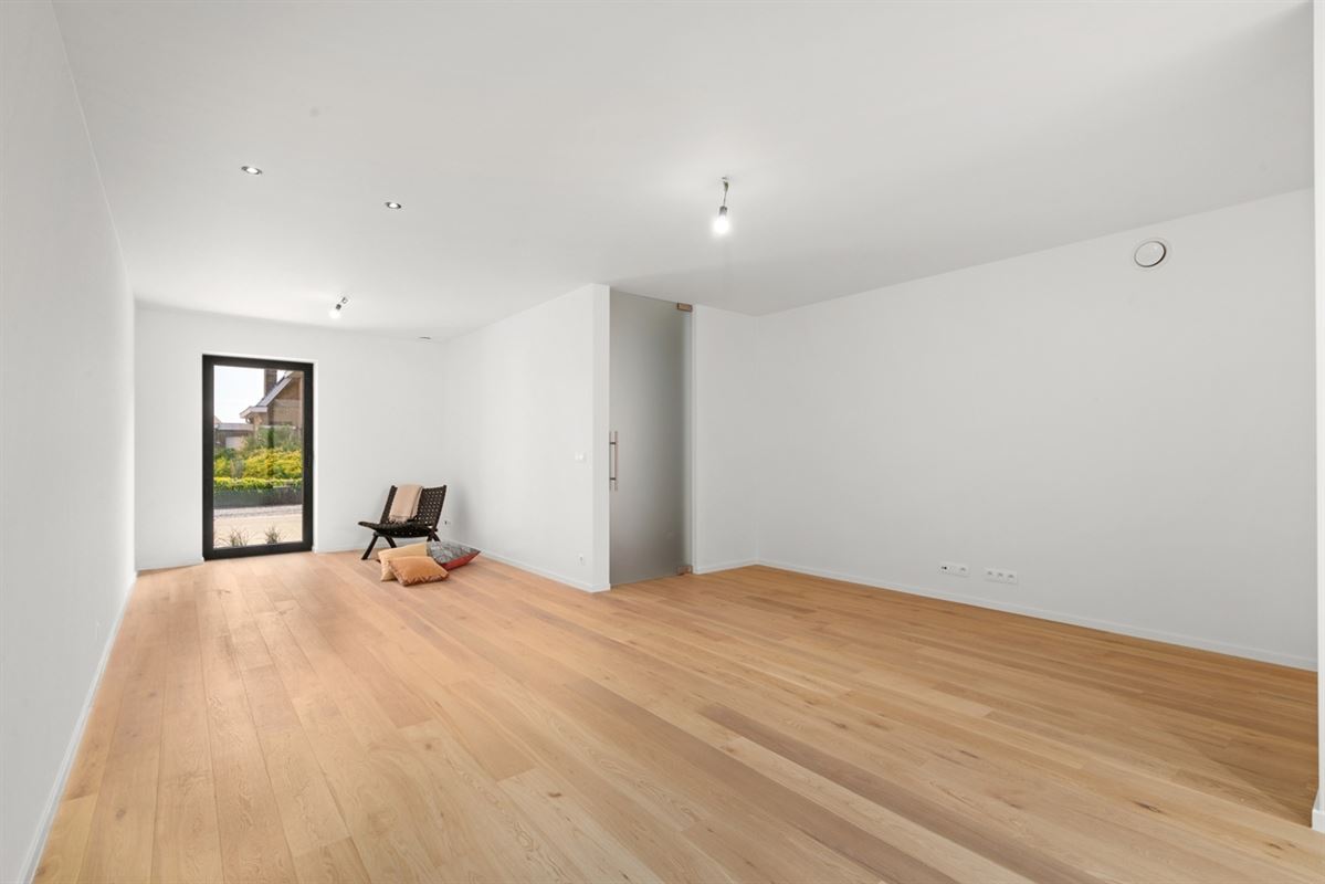 Instapklare GESLOTEN NIEUWBOUWWONING met 4 slpks, garage & carport op perceel van ca. 590m²