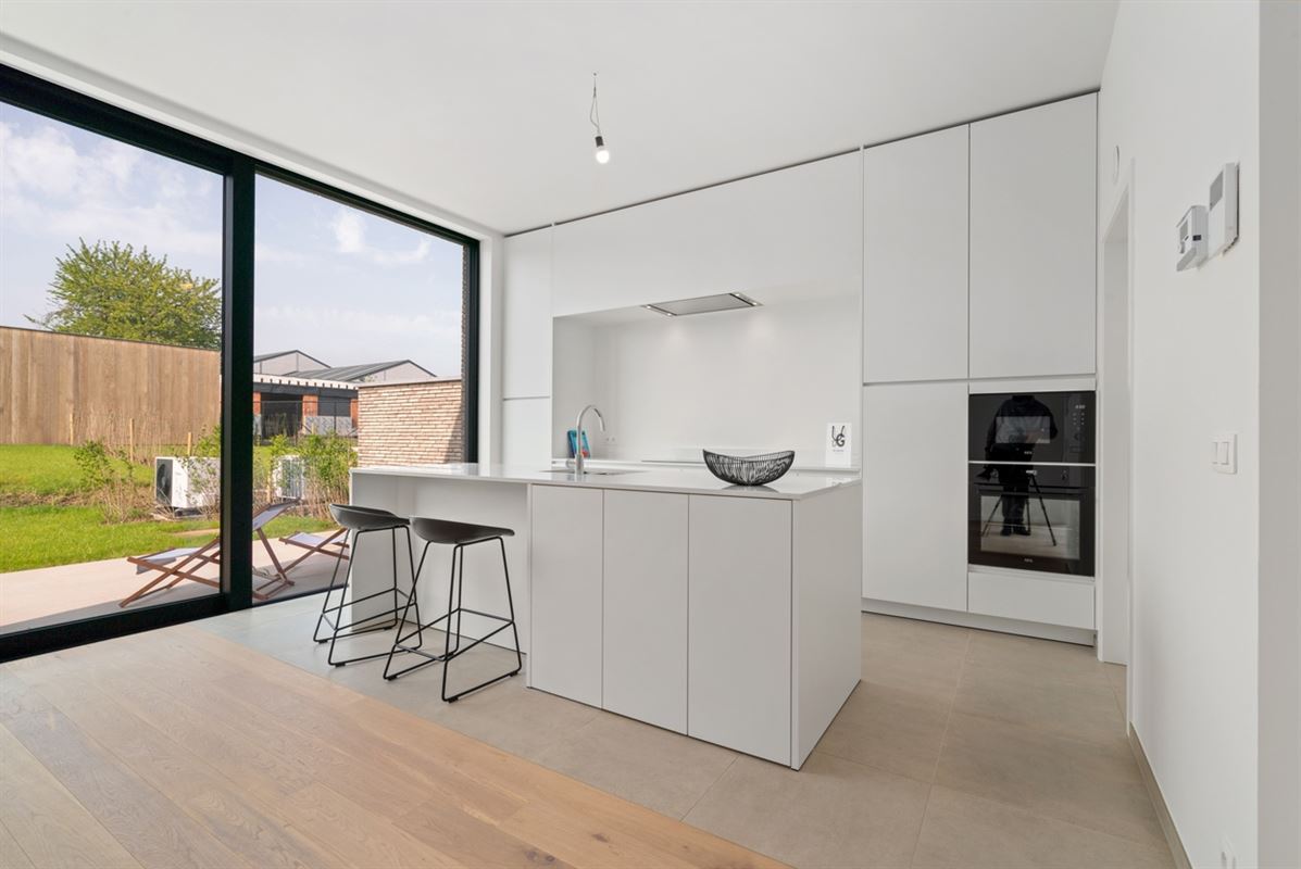 Instapklare HALFOPEN NIEUWBOUWWONING met 4 slpks, bureau, garage & carport op een perceel van ca. 496m²