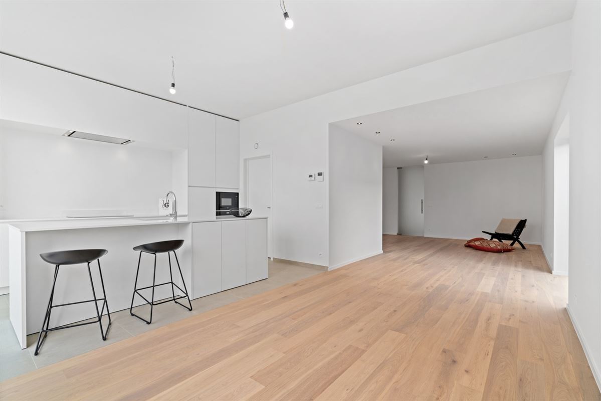 Instapklare HALFOPEN NIEUWBOUWWONING met 4 slpks, bureau, garage & carport op een perceel van ca. 496m²