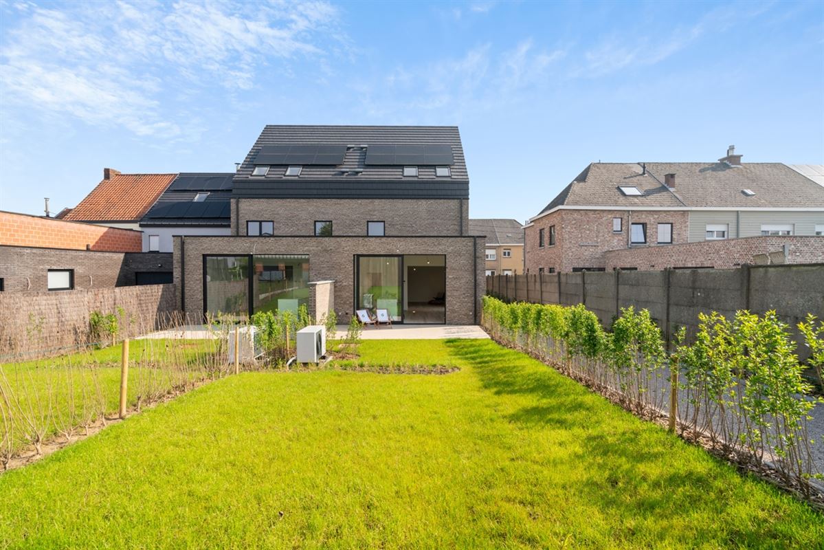 Instapklare HALFOPEN NIEUWBOUWWONING met 4 slpks, bureau, garage & carport op een perceel van ca. 496m²