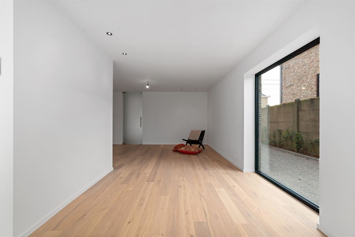 Instapklare HALFOPEN NIEUWBOUWWONING met 4 slpks, bureau, garage & carport op een perceel van ca. 496m²