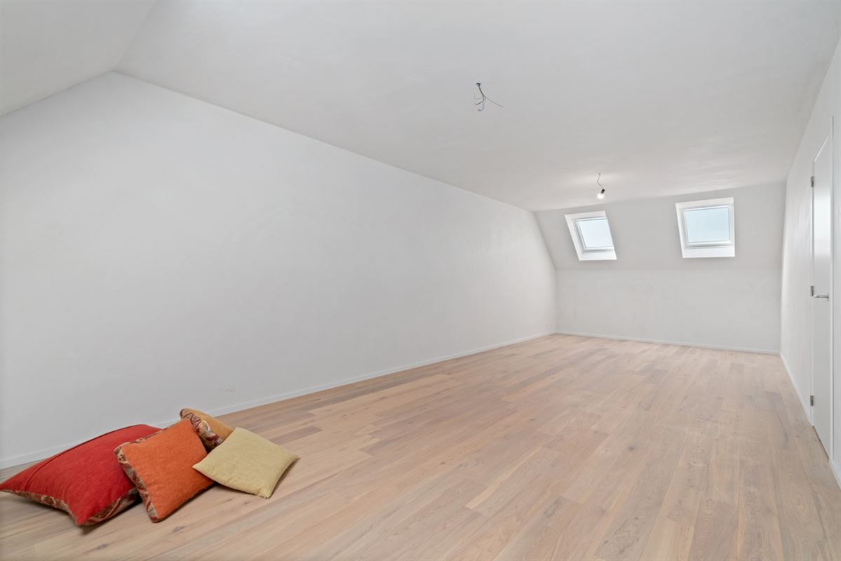 Instapklare HALFOPEN NIEUWBOUWWONING met 4 slpks, bureau, garage & carport op een perceel van ca. 496m²