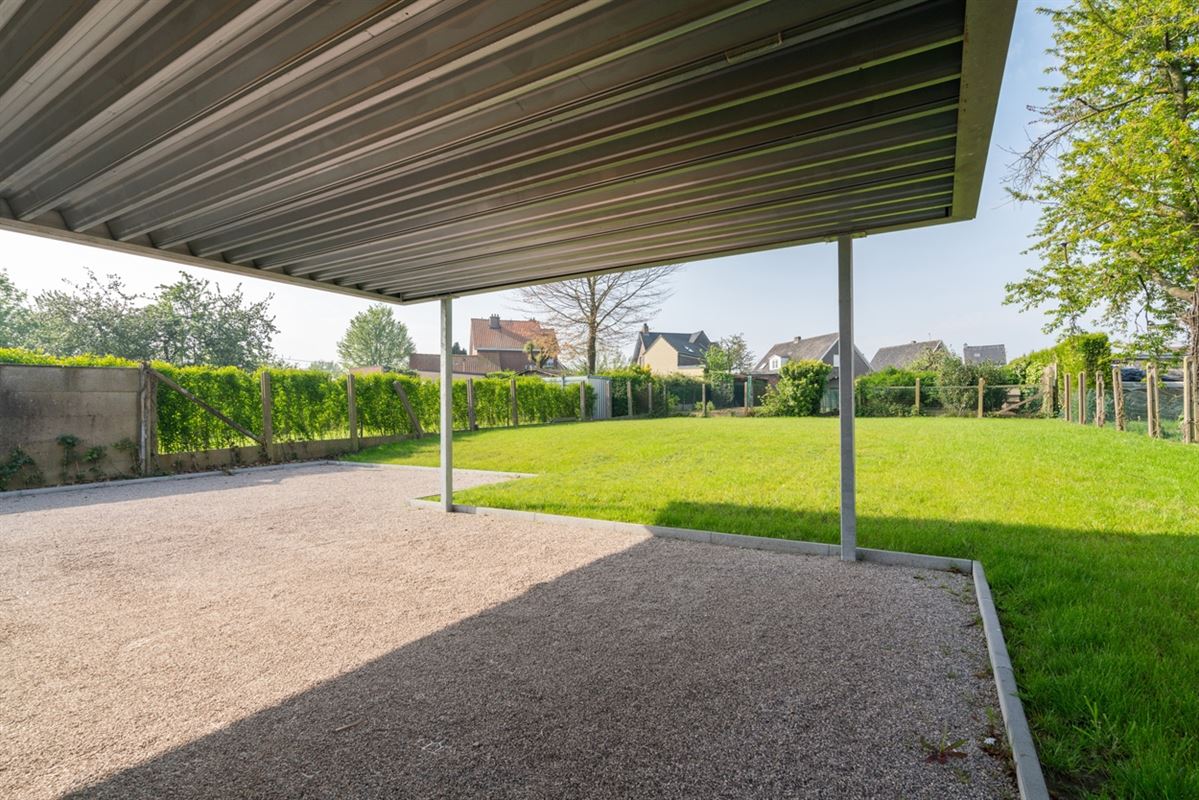 Instapklare HALFOPEN NIEUWBOUWWONING met 4 slpks, bureau, garage & carport op een perceel van ca. 496m²