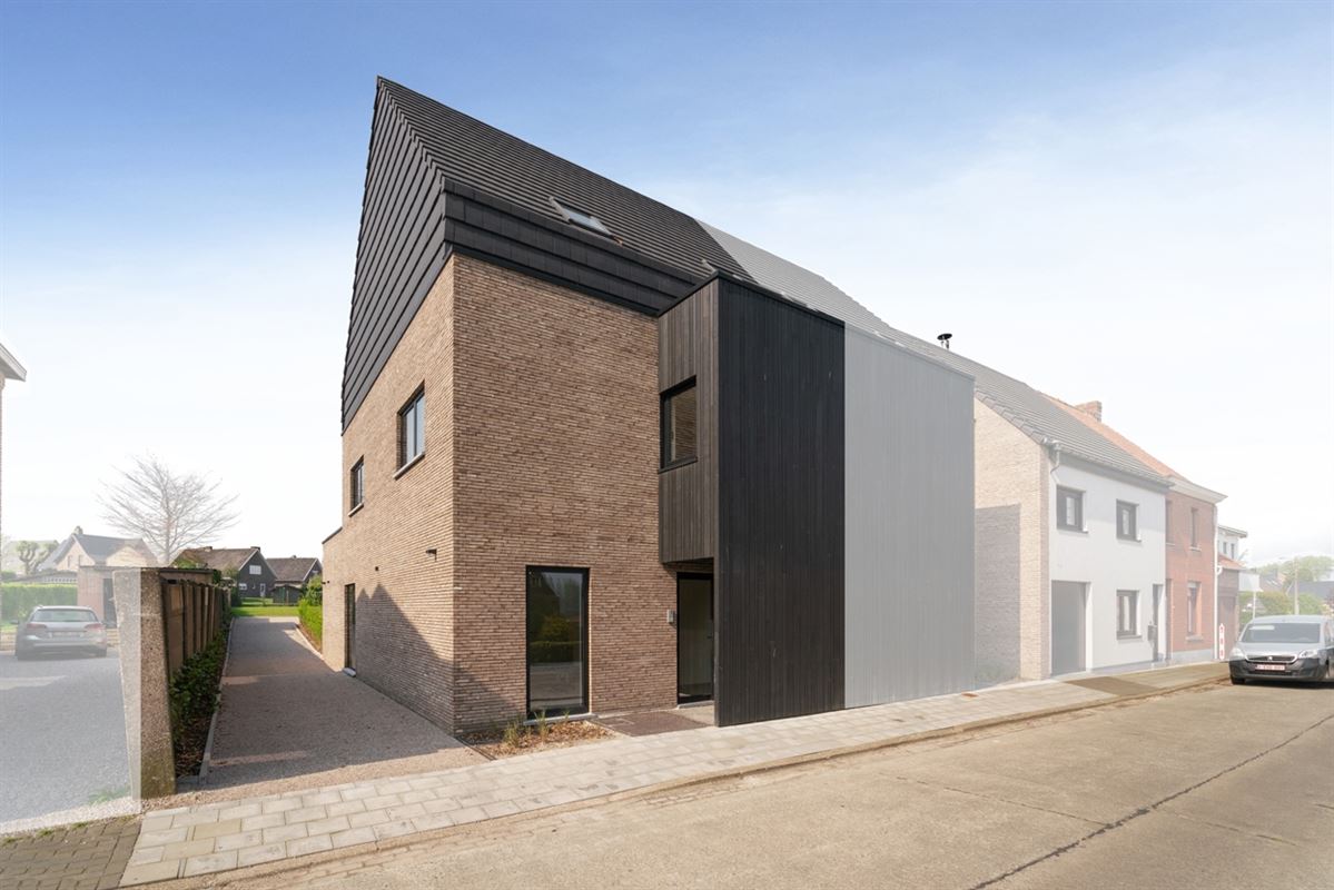 Instapklare HALFOPEN NIEUWBOUWWONING met 4 slpks, bureau, garage & carport op een perceel van ca. 496m²
