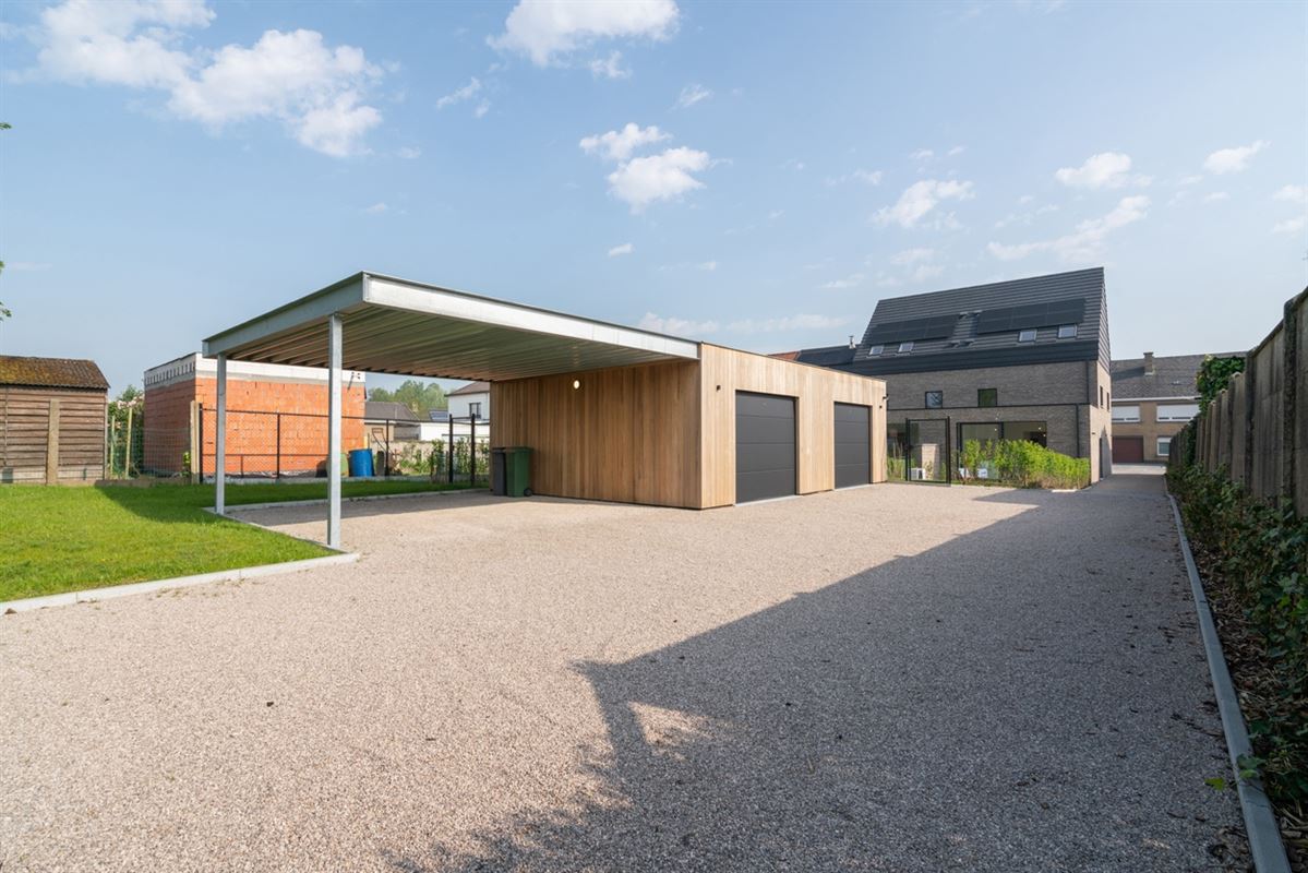 Instapklare HALFOPEN NIEUWBOUWWONING met 4 slpks, bureau, garage & carport op een perceel van ca. 496m²