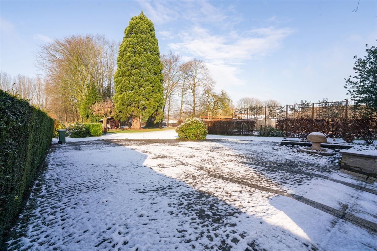 Degelijke ruime VILLA op een  perceel grond van 3.214m²