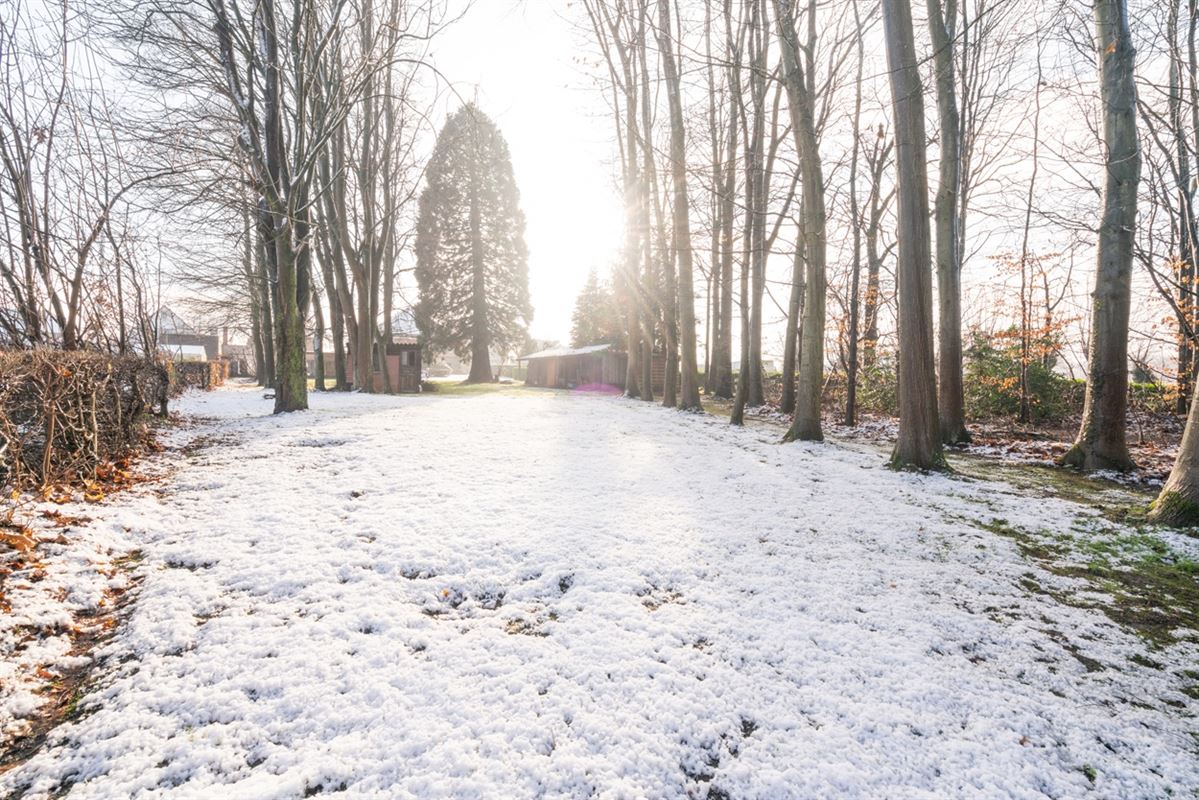 Degelijke ruime VILLA op een  perceel grond van 3.214m²