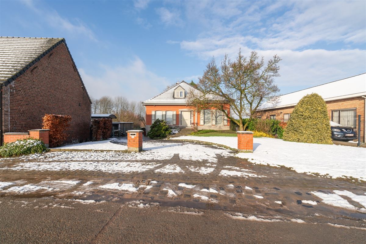 Degelijke ruime VILLA op een  perceel grond van 3.214m²