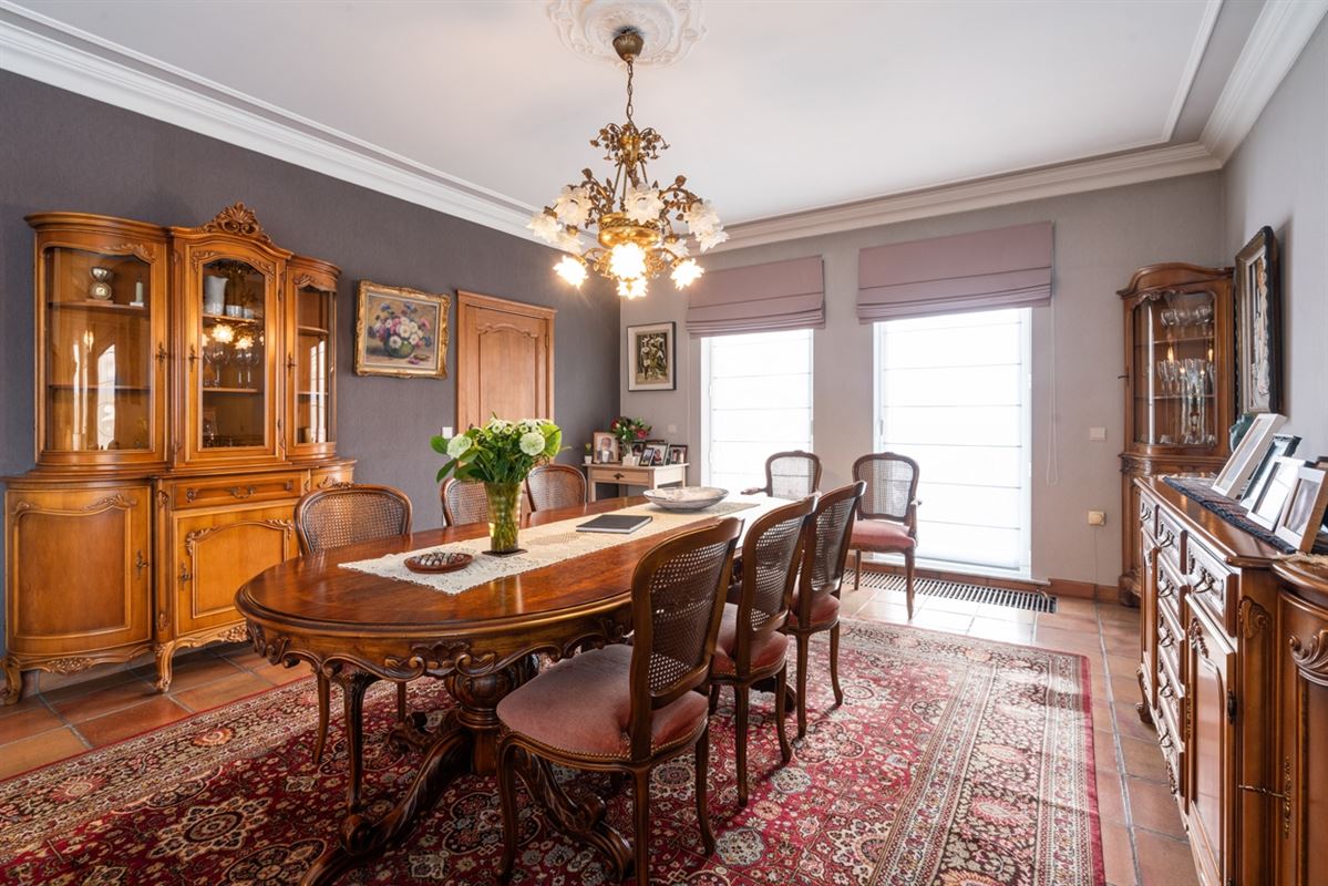 Degelijke ruime VILLA op een  perceel grond van 3.214m²