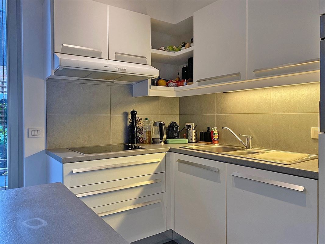 GELIJKVLOERS APPARTEMENT met 2 slaapkamers, terras en 2 staanplaatsen