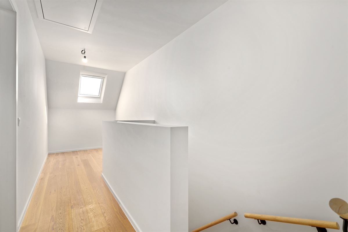 Instapklare GESLOTEN NIEUWBOUWWONING met 4 slpks, garage & carport op perceel van ca. 590m²