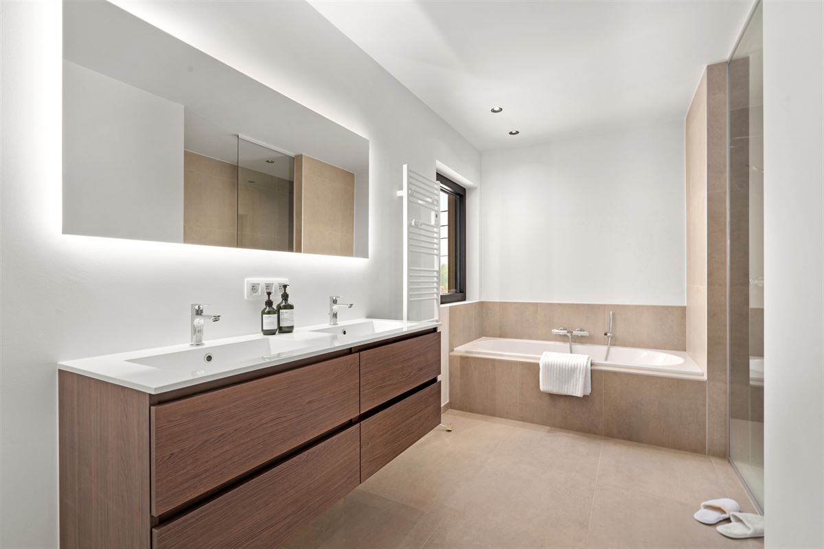 Instapklare GESLOTEN NIEUWBOUWWONING met 4 slpks, garage & carport op perceel van ca. 590m²