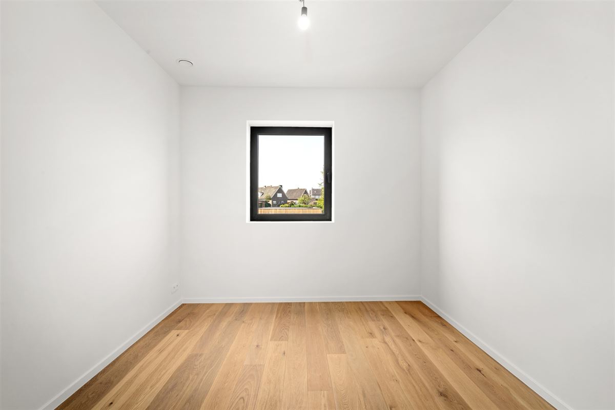 Instapklare GESLOTEN NIEUWBOUWWONING met 4 slpks, garage & carport op perceel van ca. 590m²