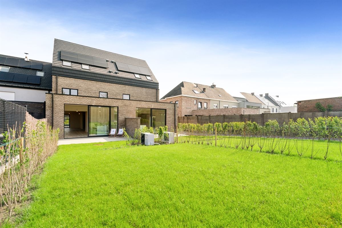 Instapklare GESLOTEN NIEUWBOUWWONING met 4 slpks, garage & carport op perceel van ca. 590m²