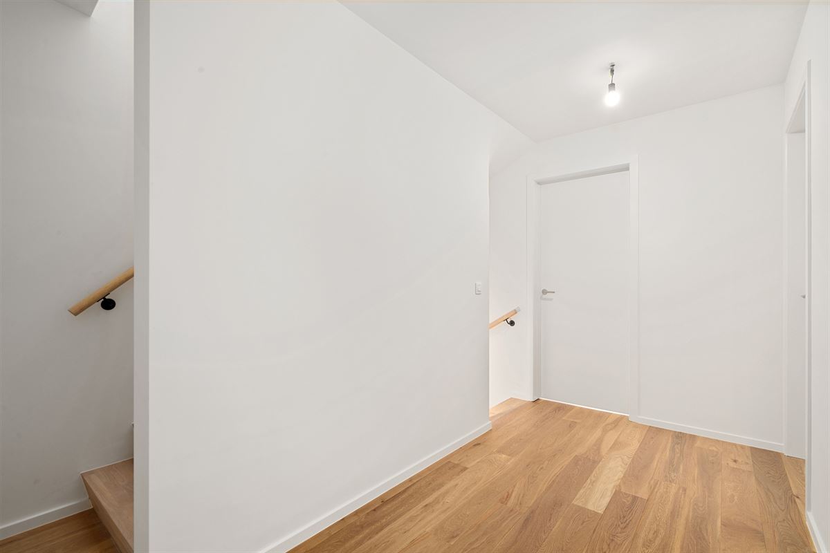 Instapklare GESLOTEN NIEUWBOUWWONING met 4 slpks, garage & carport op perceel van ca. 590m²