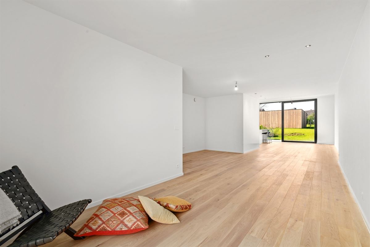 Instapklare GESLOTEN NIEUWBOUWWONING met 4 slpks, garage & carport op perceel van ca. 590m²