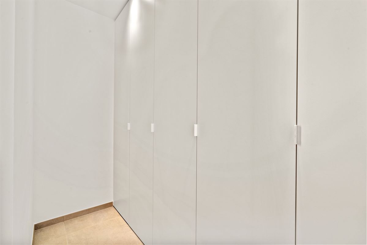 Instapklare GESLOTEN NIEUWBOUWWONING met 4 slpks, garage & carport op perceel van ca. 590m²