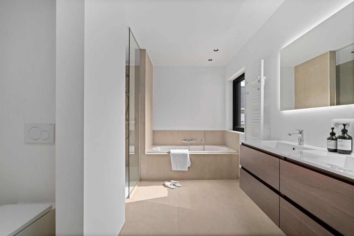 Instapklare HALFOPEN NIEUWBOUWWONING met 4 slpks, bureau, garage & carport op een perceel van ca. 496m²