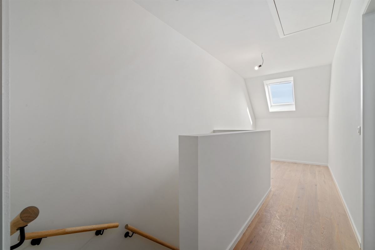 Instapklare HALFOPEN NIEUWBOUWWONING met 4 slpks, bureau, garage & carport op een perceel van ca. 496m²