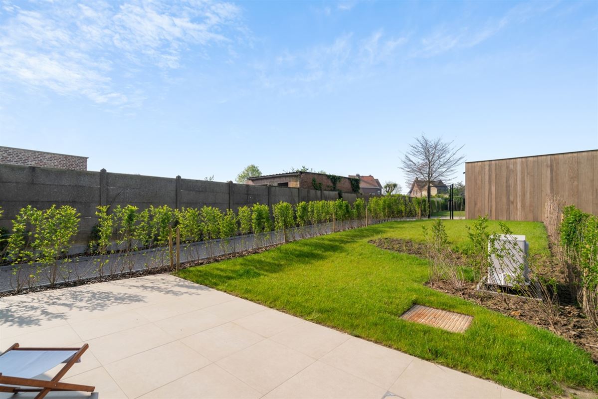 Instapklare HALFOPEN NIEUWBOUWWONING met 4 slpks, bureau, garage & carport op een perceel van ca. 496m²