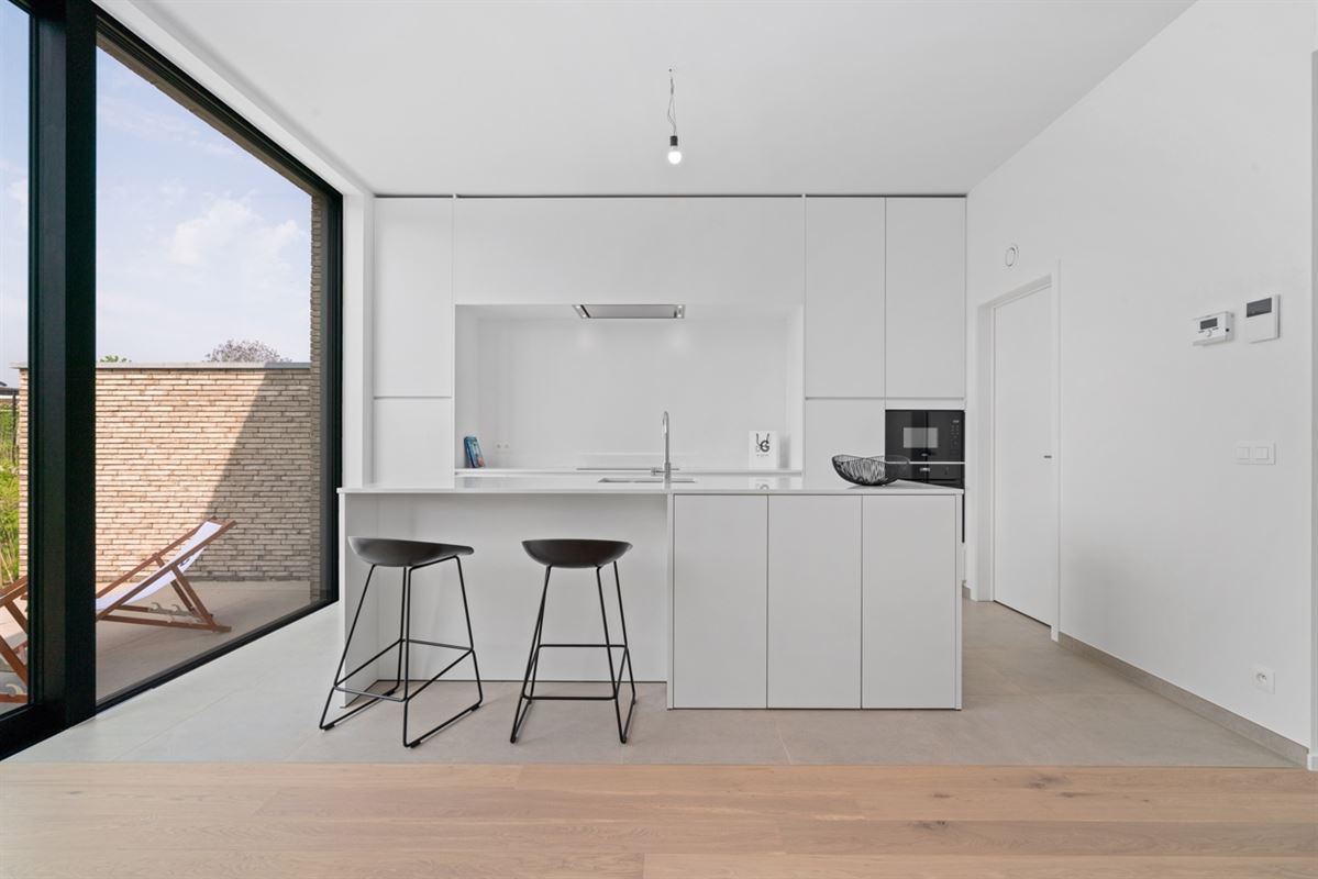 Instapklare HALFOPEN NIEUWBOUWWONING met 4 slpks, bureau, garage & carport op een perceel van ca. 496m²