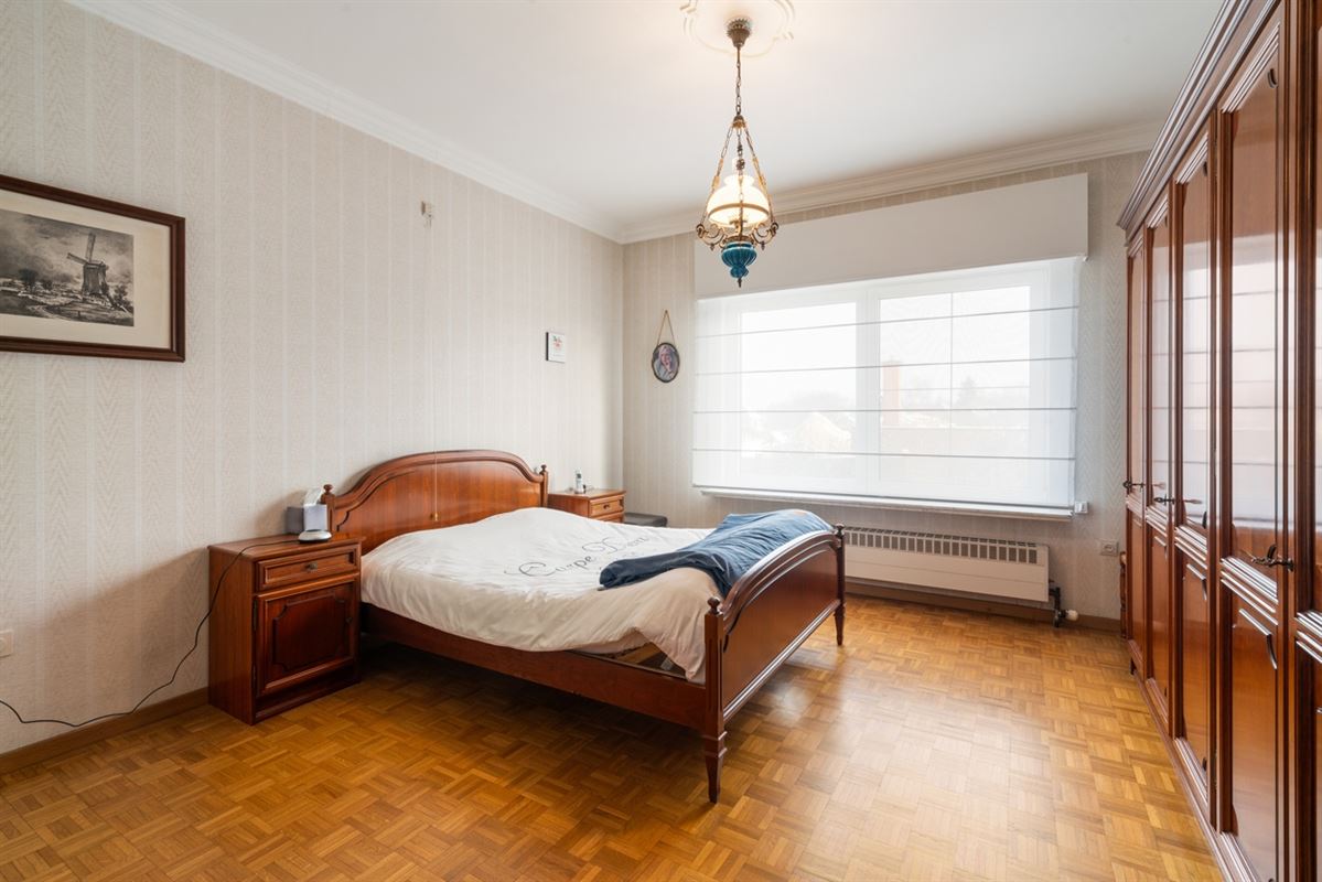 Degelijke ruime VILLA op een  perceel grond van 3.214m²