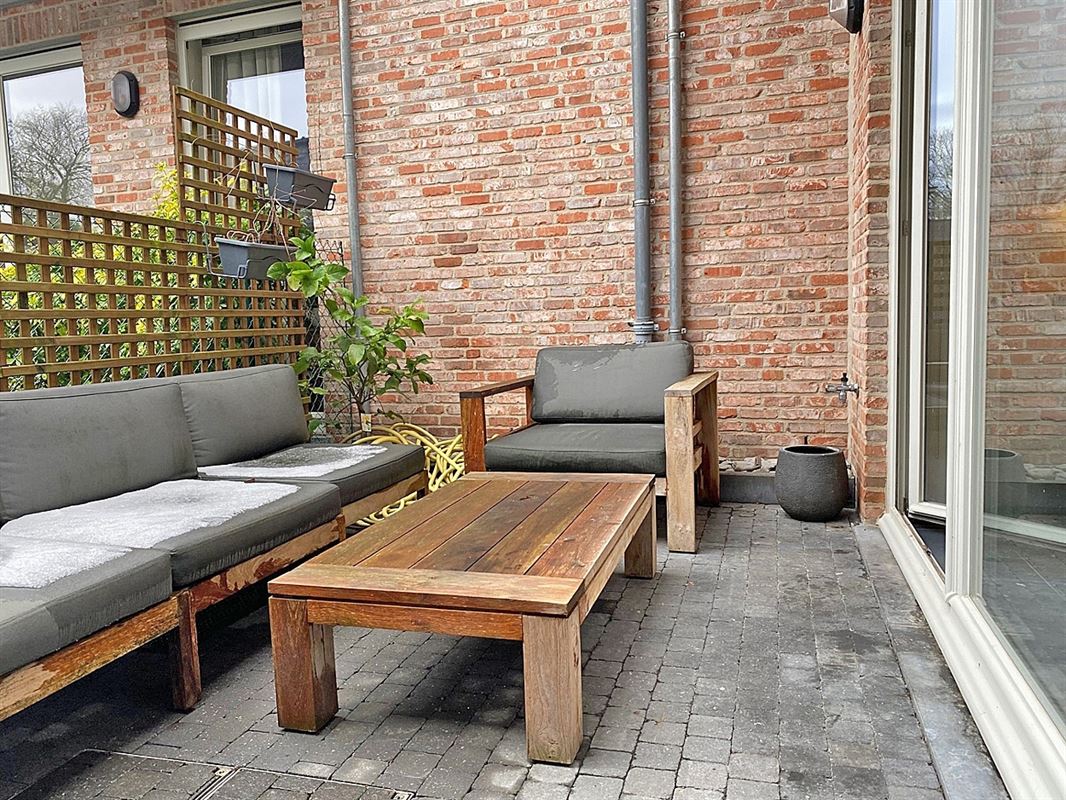 GELIJKVLOERS APPARTEMENT met 2 slaapkamers, terras en 2 staanplaatsen