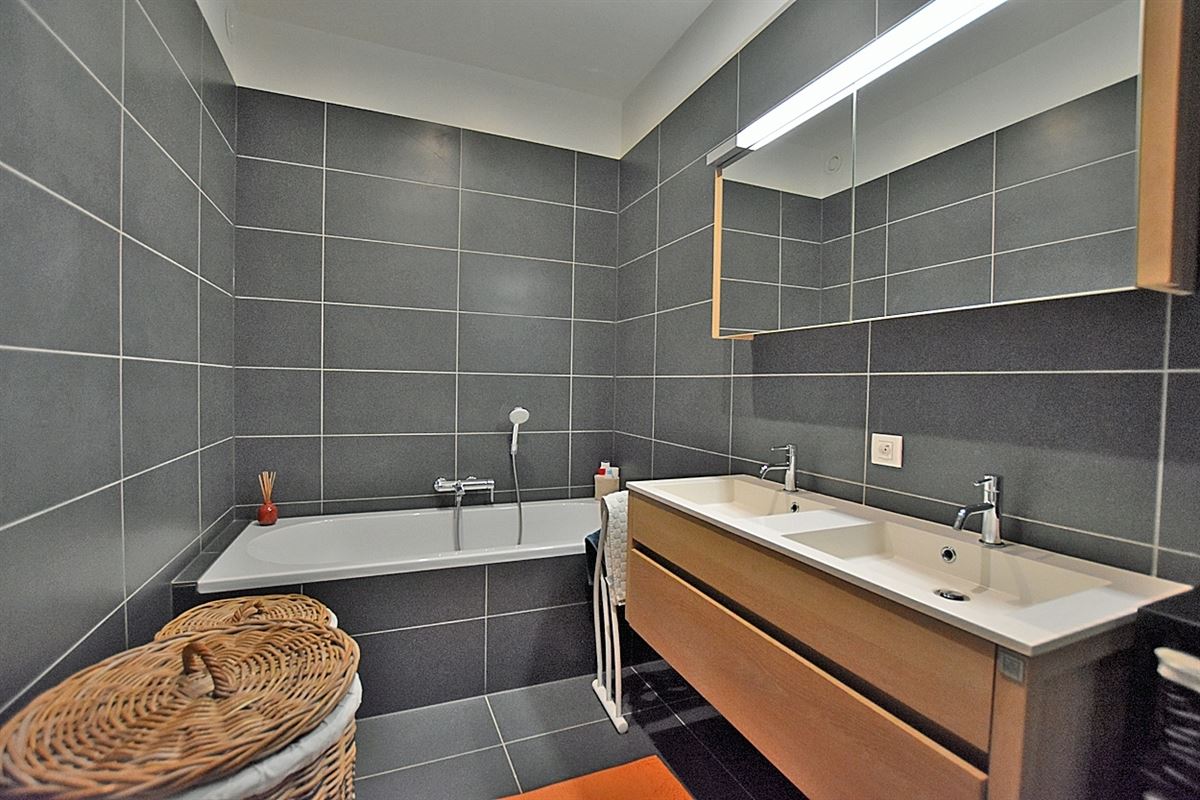 GELIJKVLOERS APPARTEMENT met 2 slaapkamers, terras en 2 staanplaatsen