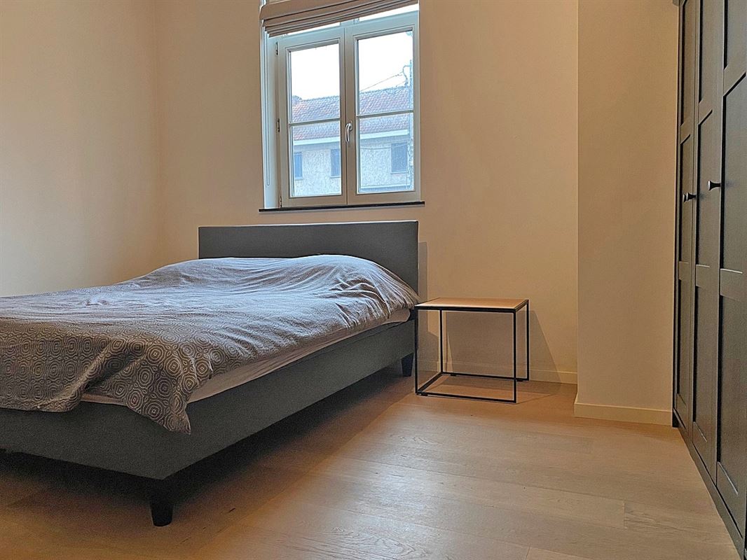 GELIJKVLOERS APPARTEMENT met 2 slaapkamers, terras en 2 staanplaatsen