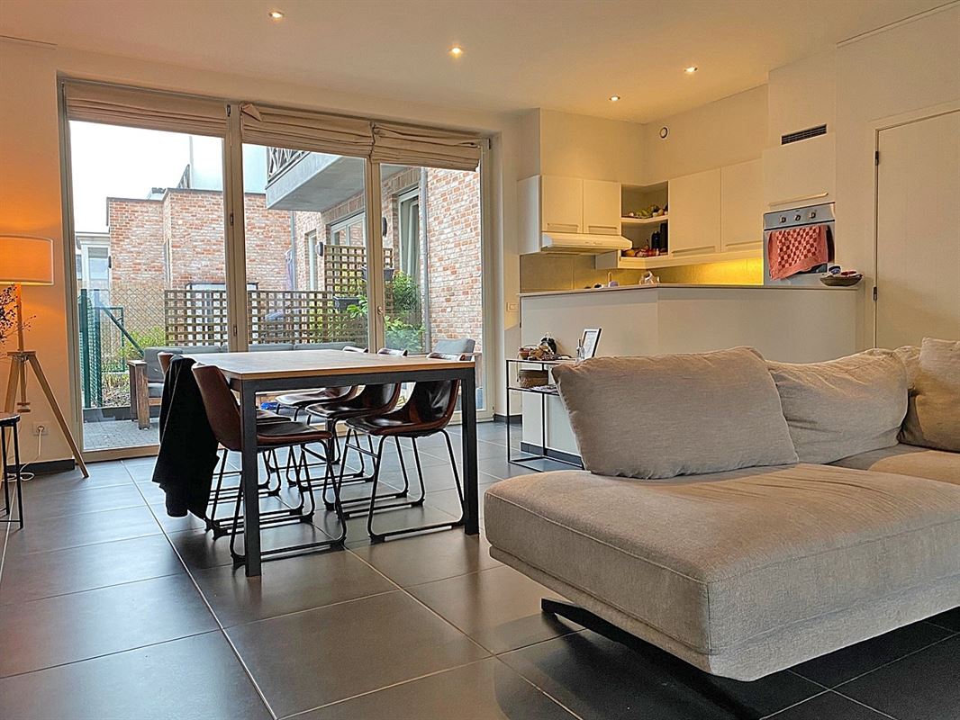 GELIJKVLOERS APPARTEMENT met 2 slaapkamers, terras en 2 staanplaatsen