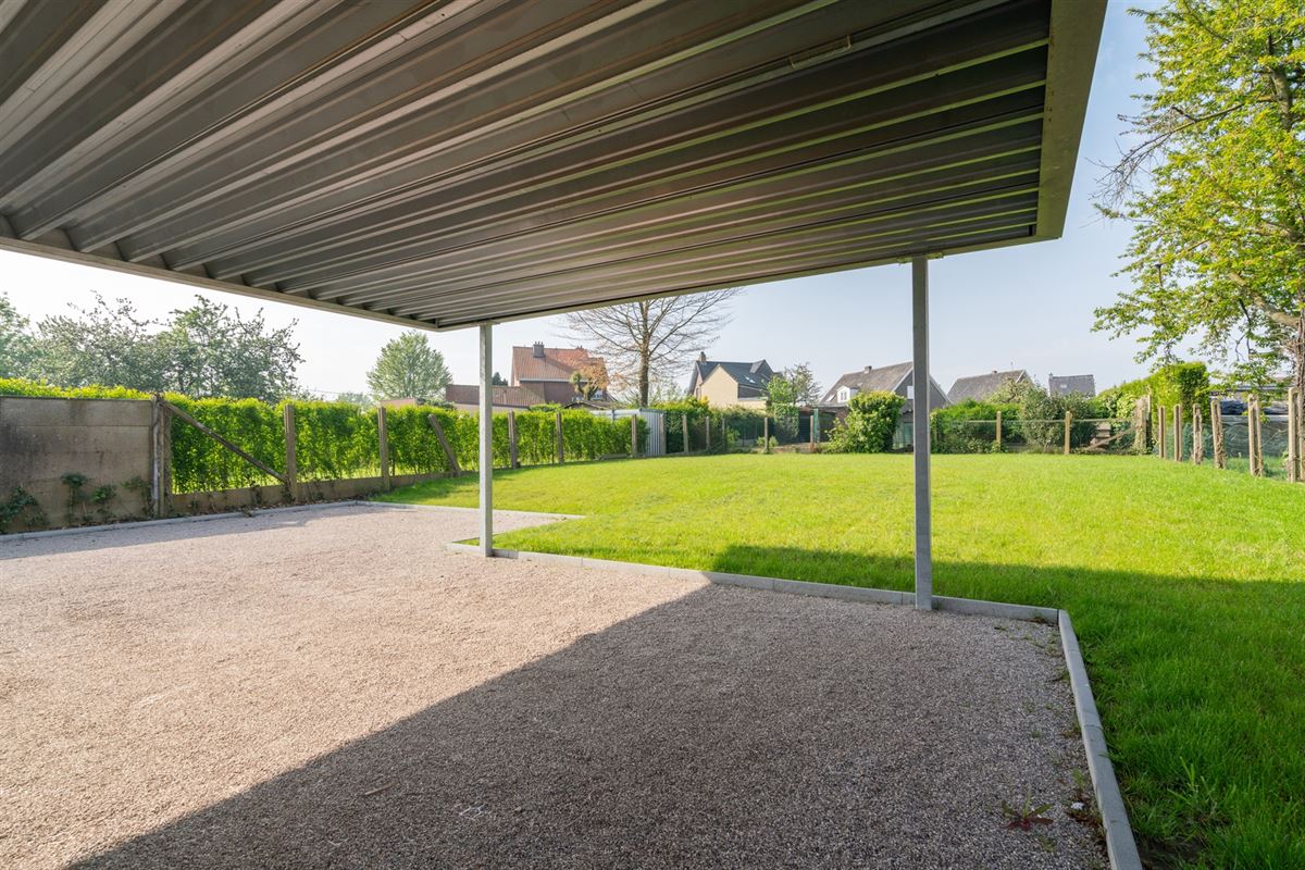 Instapklare GESLOTEN NIEUWBOUWWONING met 4 slpks, garage & carport op perceel van ca. 590m²