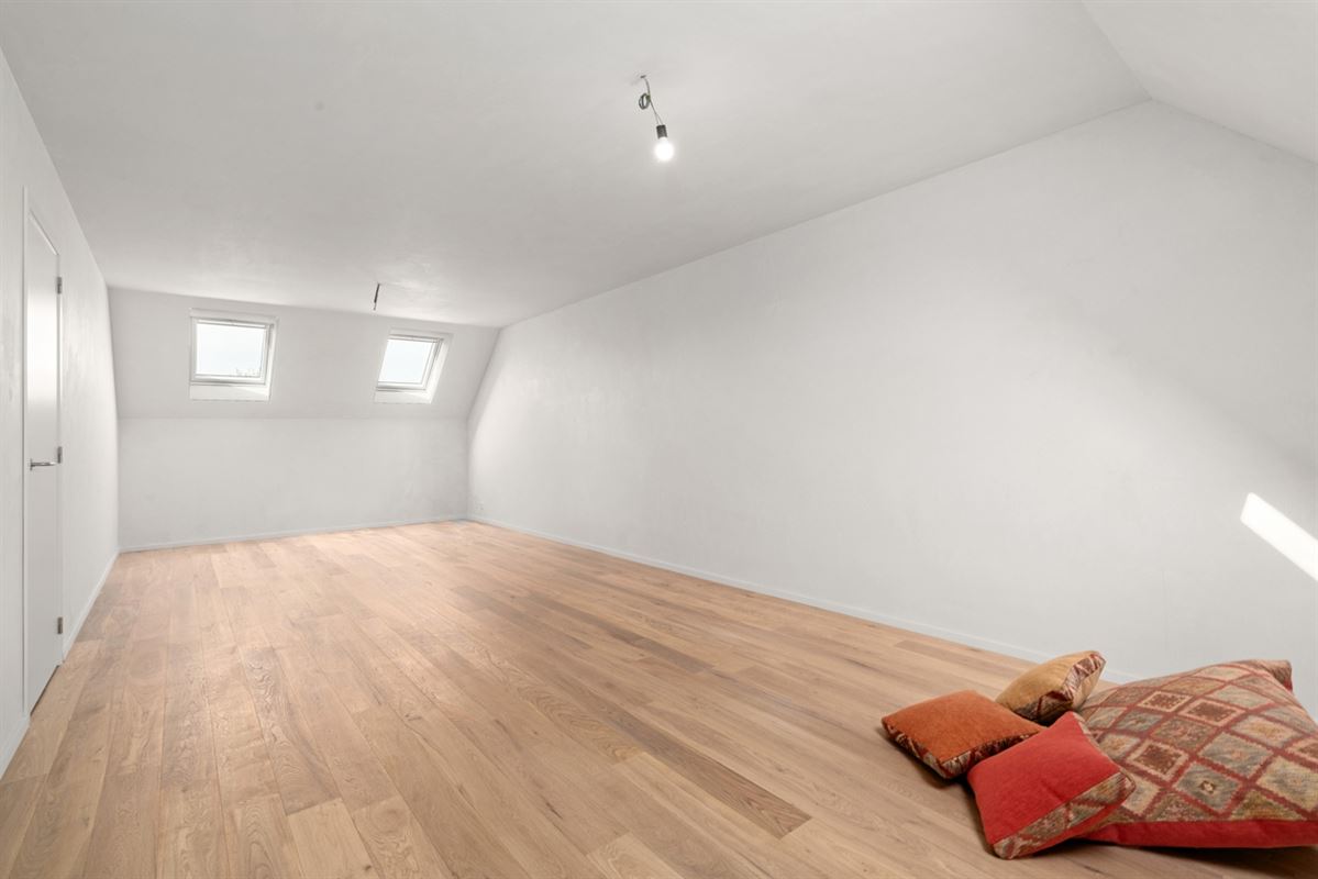 Instapklare GESLOTEN NIEUWBOUWWONING met 4 slpks, garage & carport op perceel van ca. 590m²